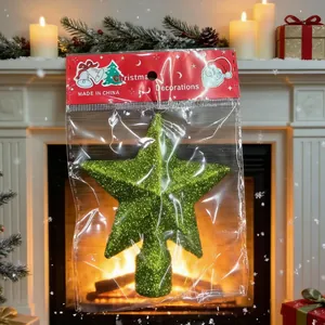 Grüner glitzernder Stern-Weihnachtsbaumaufsatz in einer festlichen Kamindekoration