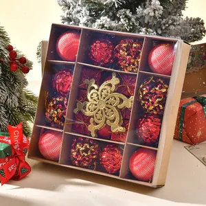 Ensemble festif de boules de Noël rouges et dorées avec un flocon de neige brillant.