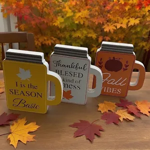 Décoration de table en bois en forme de mug avec des citations d'automne