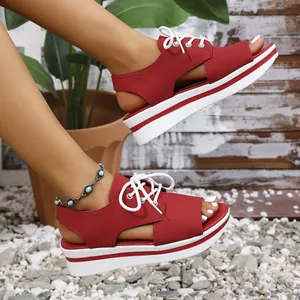 Sandalias de plataforma con cordones rojos de moda y suelas blancas deportivas para el verano.