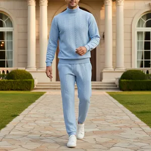 Dettaglio del set uomo maglione azzurro a collo alto in maglia a trecce con pantaloni