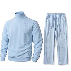 Completo uomo azzurro con maglione a dolcevita e pantaloni in maglia a trecce