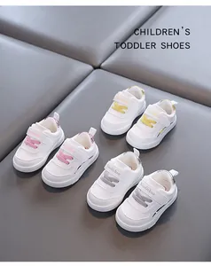 Varie versioni di colore di scarpe per bambini in pelle bianca su uno sfondo grigio opaco