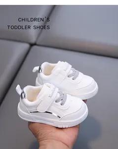 Primo piano di scarpe primi passi in pelle bianca con suola morbida per bambini di 1-3 anni