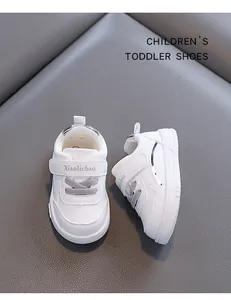 Dettaglio di scarpe primi passi bianche antiscivolo con suola morbida per bambini
