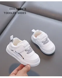 Primo piano di scarpe bianche per bambini con suola morbida antiscivolo.