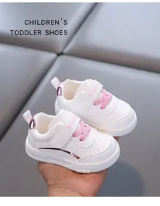 Dettaglio scarpe primi passi bianche per bimbi con lacci rosa e suola antiscivolo