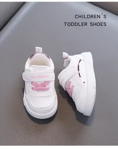 Vista dettagliata di scarpe da camminata bianche e rosa per bambini con suole morbide