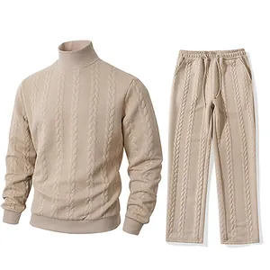 Set da uomo due pezzi beige con maglione a collo alto a trecce e pantaloni abbinati