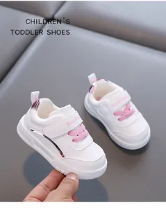 Dettaglio scarpe da camminata per neonati in pelle bianca con lacci rosa e suola.