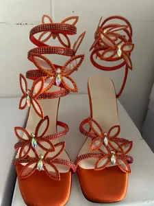 Elegante orangefarbene Satin-Sandalen mit Strass-Schmetterling und eckiger Zehenpartie