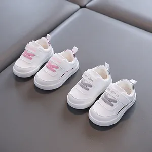 Scarpe primi passi in pelle per bambini con suola morbida bianca per neonati e bimbi