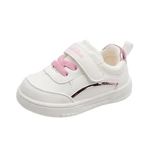 Scarpe bianche per primi passi bambini con accenti rosa e suola morbida antiscivolo