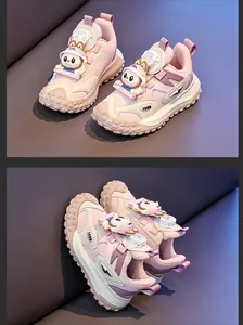 Detailansicht der rosa Kinderschuhe mit Comic-Maskottchen und Drehverschluss