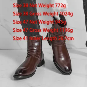 Vue détaillée de bottines Chelsea en cuir marron avec design plissé et bout pointu.
