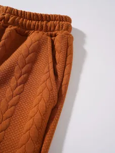 Primo piano dettagliato di pantaloni in maglia con vita elastica e motivo a trecce