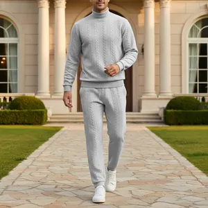 Vista dettagliata del maglione a collo alto grigio e dei pantaloni sportivi in maglia