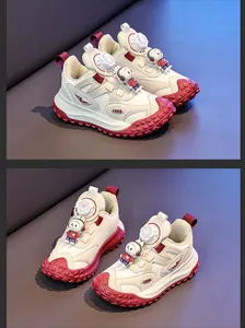 Detailansicht von Kindersportschuhen mit Astronautendeko und Drehverschluss-System