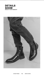 Détail de bottines Chelsea en cuir noir avec design plissé et fermeture éclair