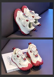 Detailansicht der weißen Kindersneaker mit weinroten Akzenten und Astronauten-Anhängern.
