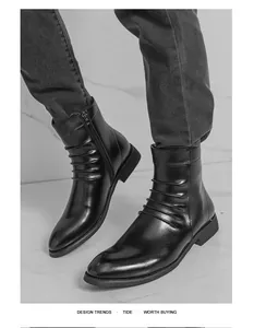 Vue de bottines Chelsea élégantes en cuir noir avec fermeture éclair latérale et bout pointu