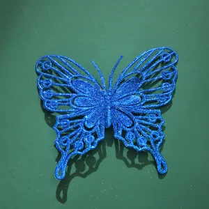 Dettaglio farfalla blu glitterata per decorazione murale di feste e eventi nuziali.
