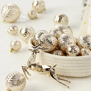 Set di palline di Natale color champagne dorato e decorazione geometrica a forma di cervo.