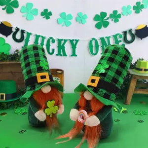 Detailansicht der St. Patrick's Day Gnome mit grün-karierten Hüten und orangefarbenen Bärten