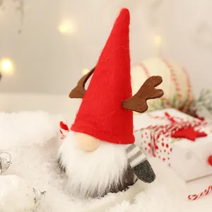 Nain de Noël en peluche fait main avec bois de renne pour une décoration festive de fête