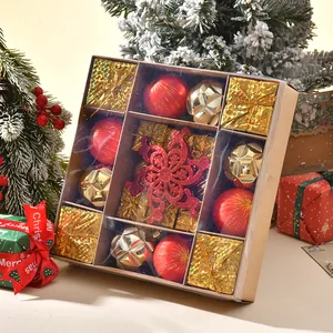 Ensemble d'ornements de Noël rouge et or dans une belle boîte de présentation kraft