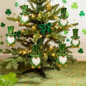 St. Patrick's Day Wichtel-Anhänger mit grünen Kleeblättern an einem kleinen Dekobaum
