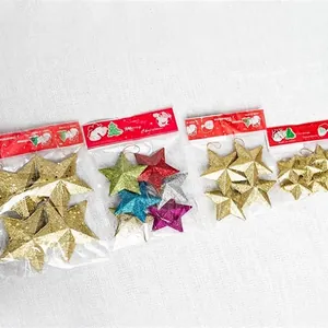Set mit farbenfrohen, glitzernden Weihnachtsbaum-Sternornamenten in Verpackung