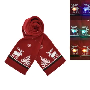 Dettaglio di sciarpa natalizia in maglia rossa con luci LED colorate lampeggianti