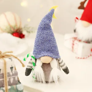 Poupée gnome de Noël festive avec bonnet bleu tricoté et croissant de lune jaune