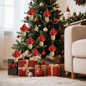 Set roter Holzpilz-Ornamente, die als Weihnachtsdeko an einem Baum hängen.