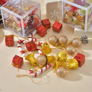Detailansicht von goldenen Glocken roten Geschenken und Zuckerstangen Weihnachtsdeko