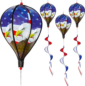 Détail du moulin à vent en forme de ballon patriotique du 4 juillet avec motif d'aigle