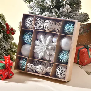Coffret de boules de Noël festives bleues et argentées dans une boîte en kraft.
