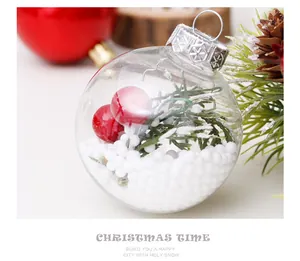 Detailopname van een transparante kerstbal van 6cm met rode bessen en kunstsneeuw vulling
