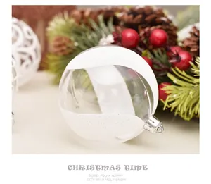 Detalle de una bola de Navidad de PET transparente con franjas blancas brillantes