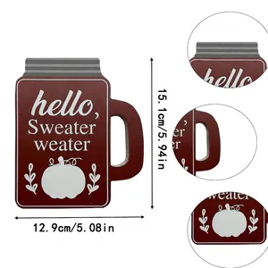 Décoration de table en bois en forme de mug d'automne avec texte et motif de citrouille.