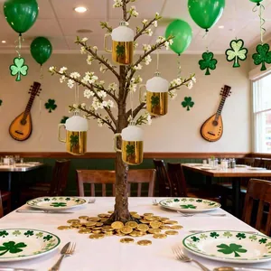 Wunderschöne St. Patrick's Day Bierkrug-Hängedekoration an einem weißen Dekobaum