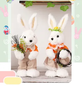 Detailansicht süßer Plüsch-Osterhasenfiguren in festlicher Kleidung für die Tischdeko