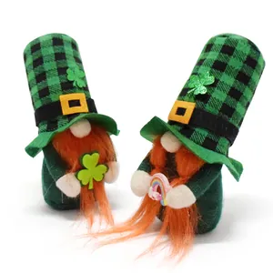Detaillierte Ansicht von St. Patrick's Day Gnomen mit grünen Karohüten und Kleeblättern