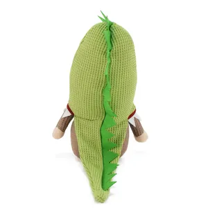 Vista posteriore di uno gnomo dinosauro verde fatto a mano con scaglie di feltro e maglia.