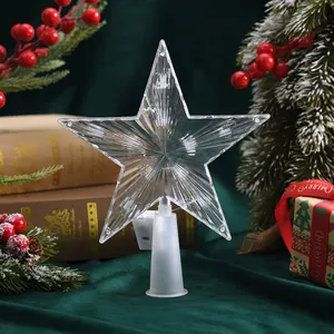 Detailaufnahme einer klaren LED-Stern-Weihnachtsbaumspitze in einer festlichen Weihnachtsszene