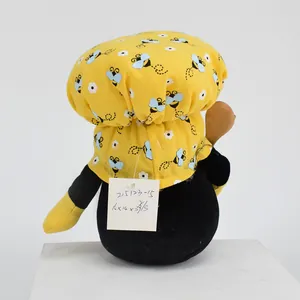 Retro di uno gnomo di peluche della festa delle api con cappello da chef giallo