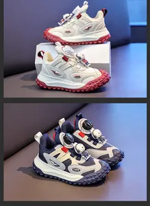 Detailansicht von Kinder-Sportschuhen in Weiß/Rot und Marineblau mit Drehverschluss.