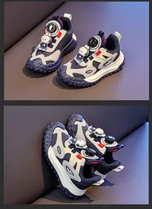 Detailansicht von Kinder-Sneakern in Navy mit Astronautendeko und Drehverschluss.