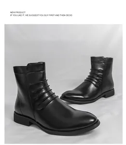 Vue détaillée des bottines Chelsea en cuir noir avec design plissé unique